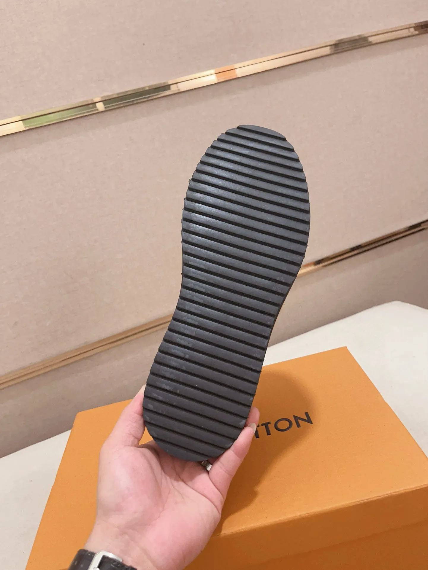 Men's shoes💰 400💰Louis Vuitton (Louis Vuitton/LV) top 🔍🔍 new models are on sale at the same time, the upper 🇮🇹 imported first-layer cowhide from Italy, fully imported sheepskin lining 💪💪, completely 1⃣️ to 1 ⃣️Re-engraved🇮🇹💪💪, ⚠Sole: The original sole is specially provided by the original factory, the exclusive movable molded sole is super comfortable, ⚠The original factory follows the order, 🔍🔍high quality, you can enter and exit the counter at will, welcome to compare⚠. Code number: 38-44. Can be customized for 45 non-refundable!